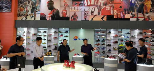 商丘報業融媒體睢縣采訪團走進嘉鴻鞋業